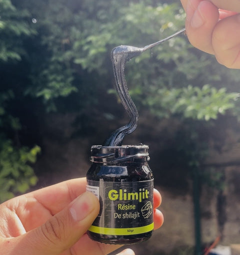 Résine de shilajit étirée à la cuillère