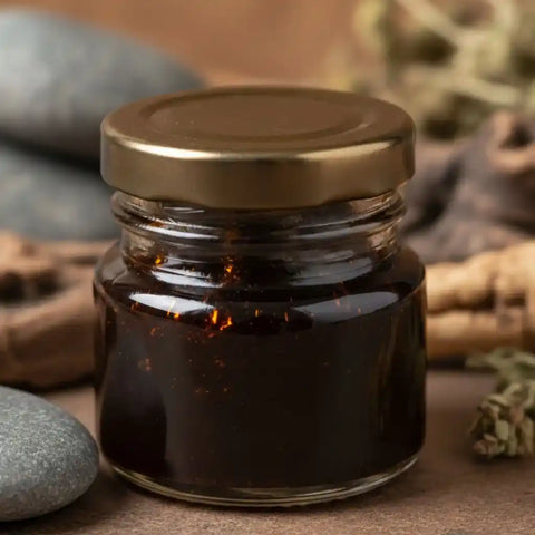 Un pot de résine de shilajit